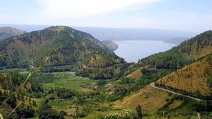 Indah! Jalan Lingkar Samosir 145 Km Meliuk di Antara Bukit