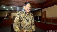 Namun jaksa KPK tidak menyebutkan detail siapa pemberi uang-uang tersebut.