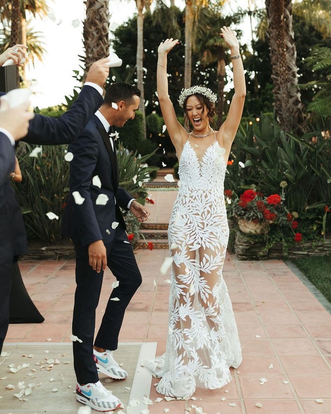 Mempelai pria juga tak mau kalah bergaya. Jonnie yang berprofesi sebagai direktur tim basket Golden State Warriors itu memadukan setelan formalnya dengan sneakers Nike. (Foto: Instagram/@themichellewie)