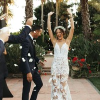 Mempelai pria juga tak mau kalah bergaya. Jonnie yang berprofesi sebagai direktur tim basket Golden State Warriors itu memadukan setelan formalnya dengan sneakers Nike. (Foto: Instagram/@themichellewie)