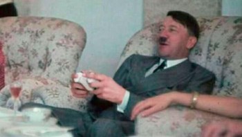 Dalam sejarah, Adolf Hitler identik dengan kekerasan. Apa itu dikarenakan ia gemar main video game? (Foto: via Boredpanda.com)