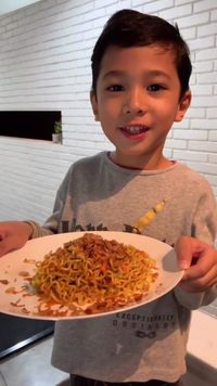 Gemasnya Seth Ananda, Anak Marcell Siahaan yang Piawai Bikin Mi Goreng