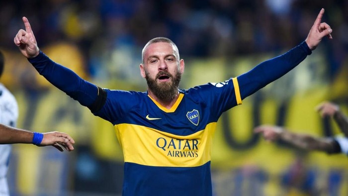 LA PLATA, ARGENTINA - AUGUST 13: Daniele De Rossi of Boca Juniors celebrates after scoring the first goal of his team during a match between Boca Juniors and Almagro as part of Round of 32 of Copa Argentina 2019 at Estadio Ciudad de La Plata on August 13, 2019 in La Plata, Argentina. (Photo by Marcelo Endelli/Getty Images)