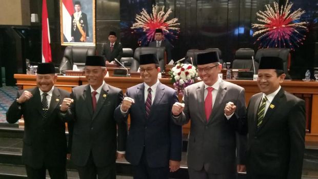Anies dan pimpinan DPRD DKI foto bersama usai menandatangani RAPBD Perubahan 2019.