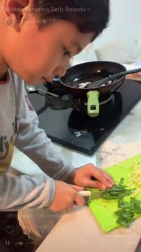 Gemasnya Seth Ananda, Anak Marcell Siahaan yang Piawai Bikin Mi Goreng