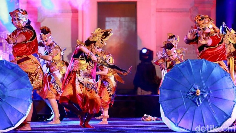 72 Pemuda dari 40 Negara Tampilkan Tari Budaya di Taman Blambangan 72 Pemuda dari 40 Negara Tampilkan Tari Budaya di Taman Blambangan