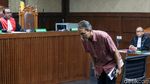 Ekspresi Eks Direktur Krakatau Steel saat Jalani Sidang Perdana