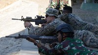 Duel kemampuan prajurit dua negara yang tergabung dalam Latihan Bersama (Latma) Platoon Exchange (Platex) 2019 ini dikemas dalam lomba menembak. Lomba ini digelar di Puslatpur Marinir 5 Baluran di Kecamatan Banyuputih. (Istimewa)
