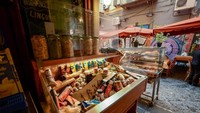 Tetap mempertahankan nuansa klasik. Gerai pizza ini punya sistem pembayaran pizza a otto, di mana para pengunjung bisa berutang sampai 8 hari setelah mereka makan pizza di sana. Foto: Ravinsons/Istimewa