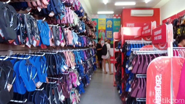 Ramai Pasangan Bule Disebut Nyolong Sandal di Bali, Ini Cerita di Baliknya Ramai Pasangan Bule Disebut Nyolong Sandal di Bali, Ini Cerita di Baliknya