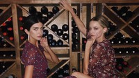 Masih dalam rangkaian kunjungannya ke winery, Kaitylnn sepertinya tak bisa putuskan mau minum wine yang mana. Foto: Instagram kaitlynn