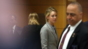 Kejatuhan Elizabeth turut didasari investigasi jurnalis Wall Street Journal pemenang Pulitzer, John Carreyrou, yang mengendus adanya masalah dalam Theranos. (Foto: Justin Sullivan/Getty Images)