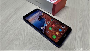 Tentu saja dalam kotak penjualannya terdapat unit Redmi 7A. Foto: Adi Fida Rahman