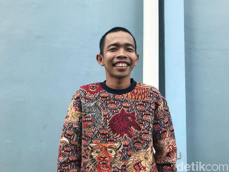 Perjuangan Berat Dede Sunandar yang Diselingi Tawa