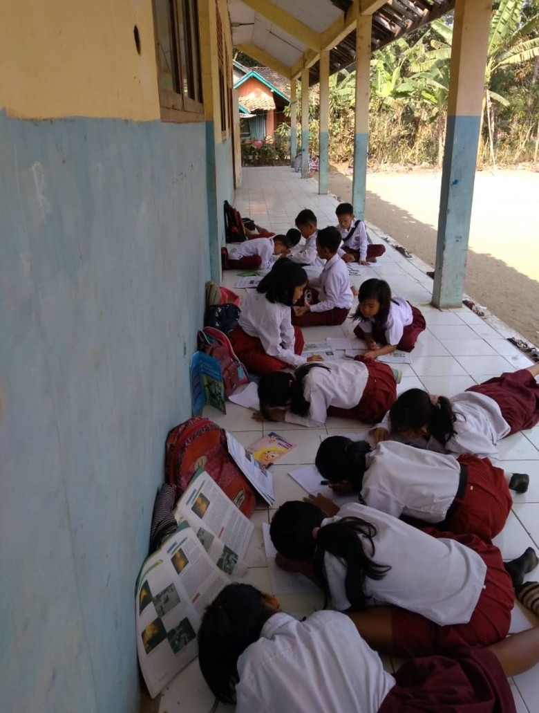 Bangunan Tak Layak, Siswa SDN Jaya Mekar Cianjur Belajar di Teras Bangunan Tak Layak, Siswa SDN Jaya Mekar Cianjur Belajar di Teras