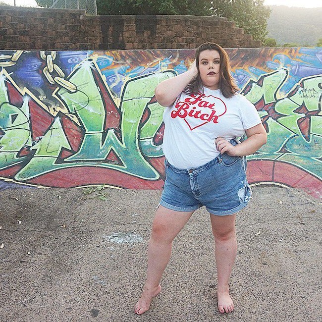 Model berusia 26 tahun ini pun memutuskan untuk menghapus sebagian besar postingan dan memblokir orang-orang yang berkomentar jahat. Dianggap mempromosikan obesitas, Danielle pun mengaku bahwa ia hanya menjalani hidup dan tidak mempromosikan obesitas. Foto: dok. Instagram @iamdaniadriana