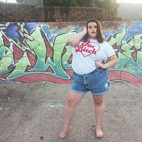 Model berusia 26 tahun ini pun memutuskan untuk menghapus sebagian besar postingan dan memblokir orang-orang yang berkomentar jahat. Dianggap mempromosikan obesitas, Danielle pun mengaku bahwa ia hanya menjalani hidup dan tidak mempromosikan obesitas. Foto: dok. Instagram @iamdaniadriana