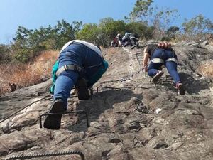 Uji Nyali Memanjat Gunung Parang