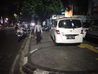 Dishub DKI Rutin Tertibkan Mobil Parkir di Trotoar Depan Kantor PSI