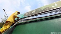 Pengecatan yang dilakukan petugas untuk mempercantik halte yang sebelumnya terlihat kusam tersebut.