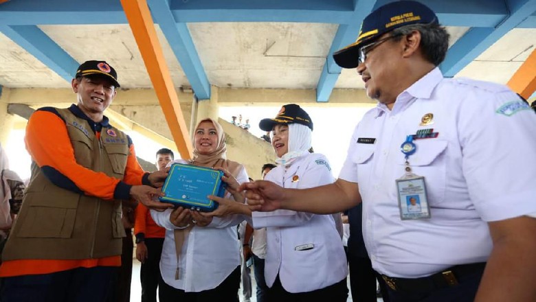 BNPB dan BMKG Serahkan Alat Deteksi Dini Gempa ke Bupati Pandeglang BNPB dan BMKG Serahkan Alat Deteksi Dini Gempa ke Bupati Pandeglang