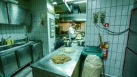 Semua pizza yang dibuat di sini menggunakan bahan-bahan segar, dan dibuat langsung dengan tangan tanpa menggunakan mesin. Foto: Ravinsons/Istimewa