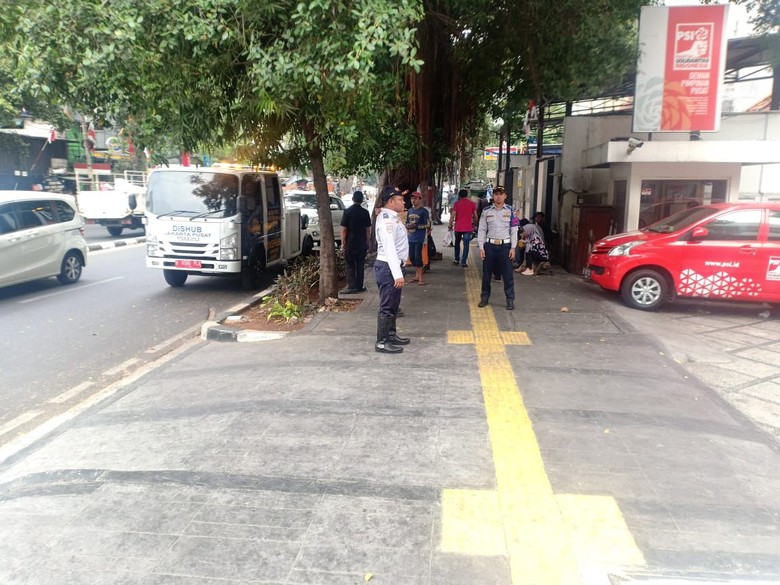 Dishub DKI Rutin Tertibkan Mobil Parkir di Trotoar Depan Kantor PSI Dishub DKI Rutin Tertibkan Mobil Parkir di Trotoar Depan Kantor PSI