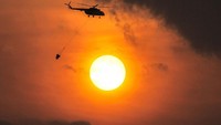 Petugas melakukan pemadaman dari darat dan udara. Helikopter Badan Nasional Penanggulangan Bencana (BNPB) pun dikerahkan dalam upaya pemadaman kebakaran lahan dan hutan di Kabupaten Pelalawan, Riau. Antara FotoRony Muharrman.