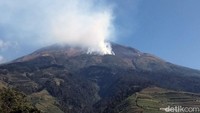 Upaya pemadaman kebakaran di lereng Gunung Sumbing, Kabupaten Magelang, Jawa Tengah, terus dilakukan. Sebanyak 70 relawan dibagi dalam dua tim telah diberangkatkan ke lokasi titik api.