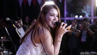 Yessy tampil membawakan lagu di antaranya Lagi Syantik yang dipopulerkan Siti Badriah. Foto: Asep Syaifullah/detikHOT
