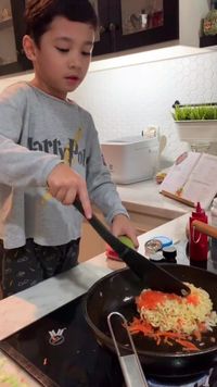 Gemasnya Seth Ananda, Anak Marcell Siahaan yang Piawai Bikin Mi Goreng