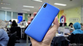 Penampakan Redmi 7A di bagian belakang. Varian yang diunboxing detikINET berwarna biru. Foto: Adi Fida Rahman/detikINET