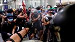 Polisi Bubarkan Para Pedemo Bandara Hong Kong