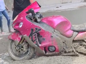 Kurang Hati-hati, Motor Sport Nyangkut Dicor-coran