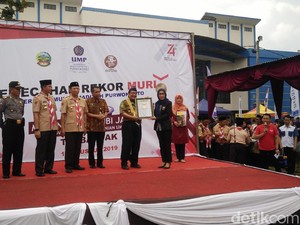 Ini Rekor MURI Baru, Makan Es Krim Ubi Jalar Terbanyak