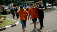 Empat orang tersangka diamankan dalam kasus penyelundupan tersebut.