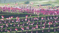 Pembentangan kain merah putih sepanjang 1.945 meter tersebut berdasarkan tahun kemerdekaan Republik Indonesia dan melibatkan 1.700 personel Polri, 8 tokoh agama dan 45 personel TNI.