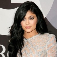 2016Sempat dihujat karena melakukan filler di usia muda, namun pada akhirnya filler bibir justru menjadi tren yang mendunia. Kylie pun tampak semakin bangga memamerkan bibirnya tebalnya.  Foto: Instagram