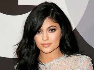 Nyaris Tak Dikenali, Kylie Jenner Tanpa Makeup dan Nyeker Bikin Heboh Netizen
