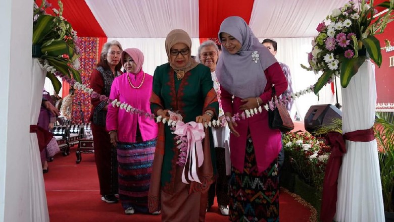 Mufidah Kalla Resmikan Gedung Dekranasda NTB Mufidah Kalla Resmikan Gedung Dekranasda NTB