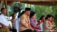 Megawati duduk bersebelahan dengan Ketua Kwartir Nasional Gerakan Pramuka Budi Waseso alias Buwas.