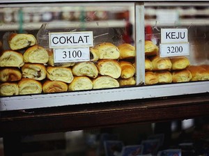 Toko Roti Jadul Puluhan Tahun Ini Masih Jual Roti Hangat Tiap Hari