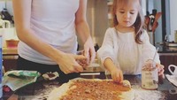 Hal lain yang mengagumkan adalah kepiawaiannya dalam memasak. Momen memasaknya banyak dibagikan di Instagtam pribadinya.  Foto: Instagram @lolagin