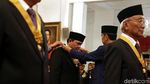Jokowi Berikan Tanda Kehormatan Bintang Mahaputera