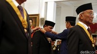 Sedangkan penerima Bintang Mahaputera Nararya adalah pendiri dan penasehat PT Medco Internasional Tbk. Arifin Panigoro, Ketua Tim Ahli Wakil Presiden Sofjan Wanandi, akademisi dan budayawan almarhum Tengku Nasaruddin Said Effendy, dan ilmuwan kebudayaan daerah almarhumah Siti Maryam Muhammad Salahuddin.