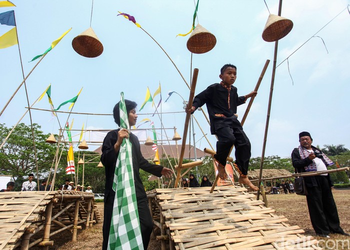 Pemerintah Kabupaten Bekasi menggelar Festival Permainan Tradisional di Komplek Perkantoran Pemkab Bekasi, Jawa Barat, Kamis (15/8/2019). Festival itu untuk memeriahkan hari jadi kabupaten Bekasi.