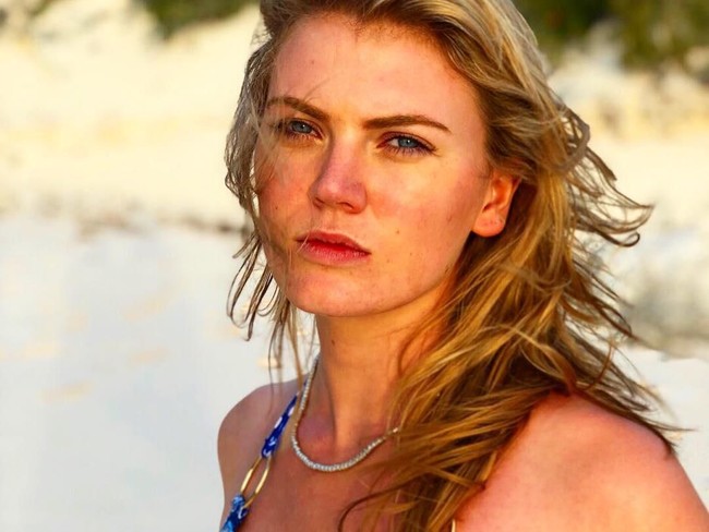 Ia sendiri pernah mengambil jurusan akting di NYU. Namun sayangnya Ella harus keluar universitas karena dilanda depresi. (Foto: Instagram/@ellaloudon)