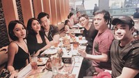 Kalau ini pose santai Mutia bersama teman-temannya saat makan bareng. Dijamin seru kalau nongkrong bareng teman! Foto: Instagram mutia_ayuu