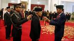 Jokowi Berikan Tanda Kehormatan Bintang Mahaputera