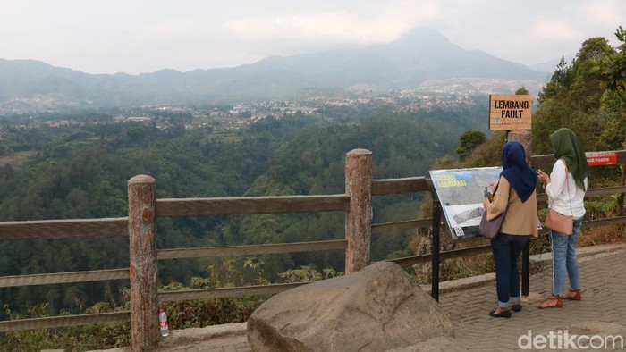 Pemandangan dari Tebing Keraton di Desa Ciburial. (Foto: Baban Gandapurnama/detikINET) Pemandangan dari Tebing Keraton di Desa Ciburial. (Foto: Baban Gandapurnama/detikINET)
